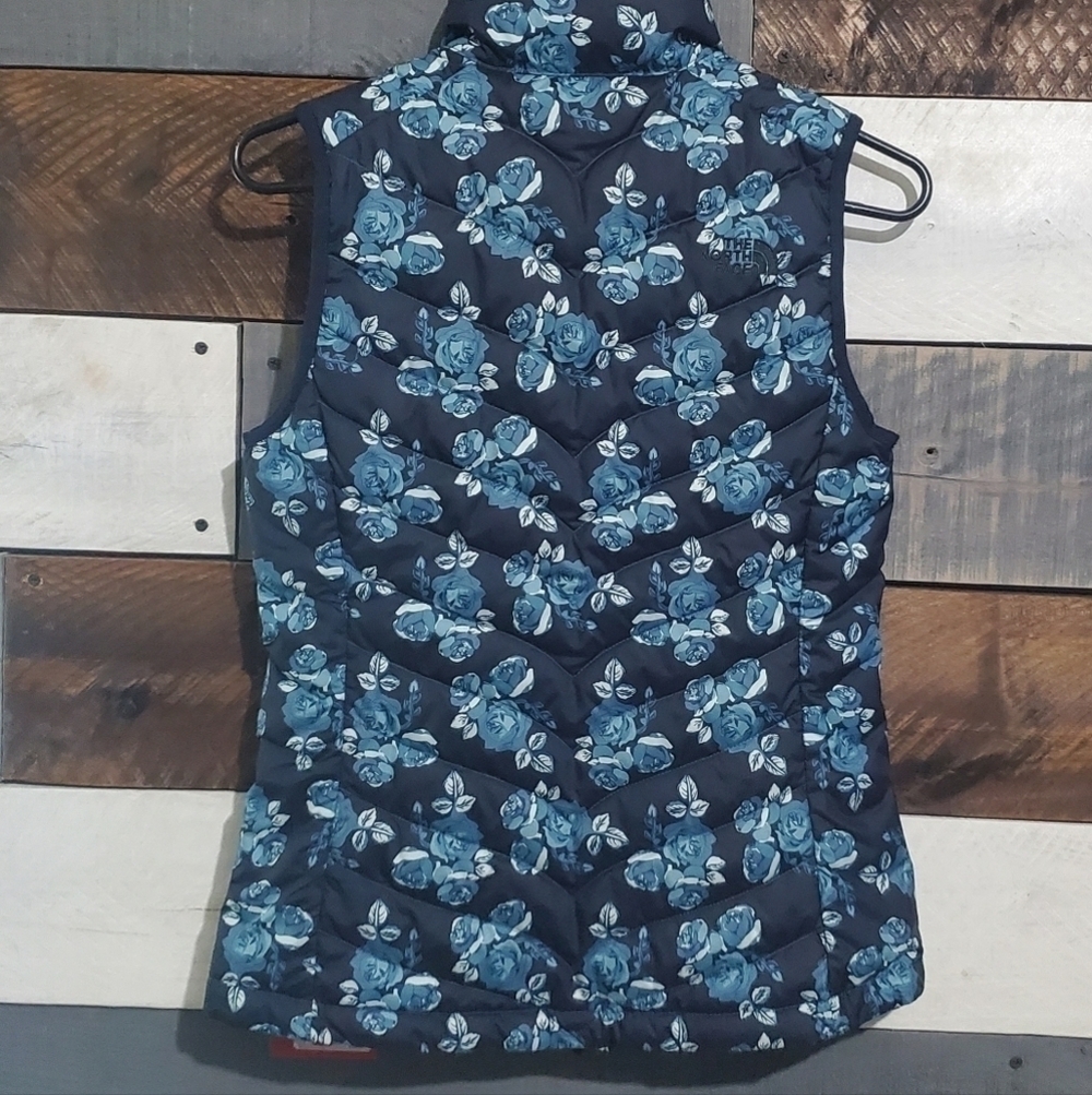 The North Face Flare Down Navy Blue Floral Flower Coupe Slim Fit Goose Vest XS - Picture 2 of 16